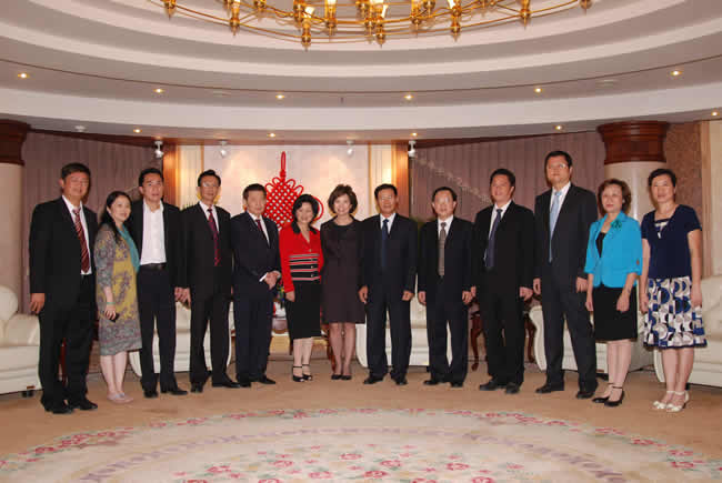 2009年10月22日赵小兰女士、陈达孚伉俪及汕头市委副书记邓大荣、副市长周镇松等与公司领导合影